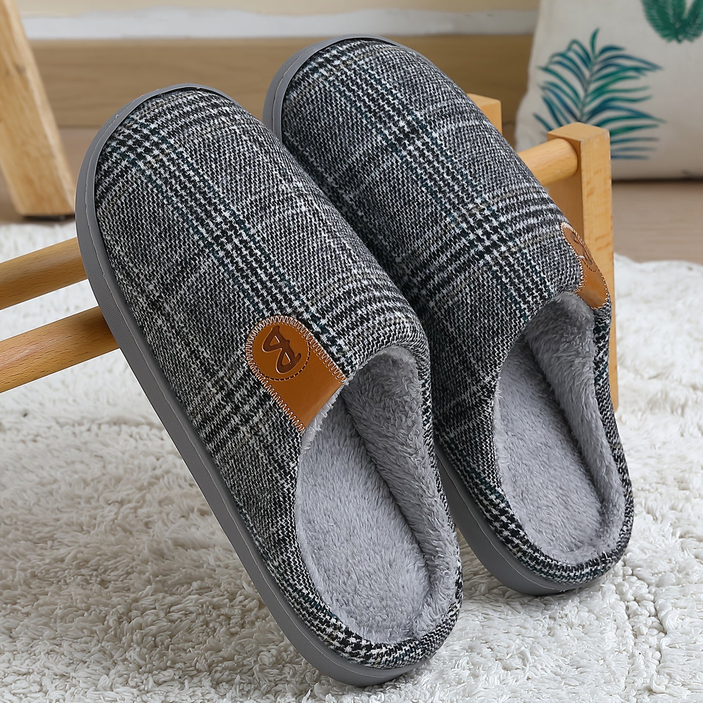Zapatillas acogedoras de felpa para hombre  Suaves clidas antideslizantes con forro de polister diseo de cuadros marrones y grises ideales para otoo e invierno ropa casual para el hogar zapatillas de interior  Patrn de cuadros  Zapatillas c