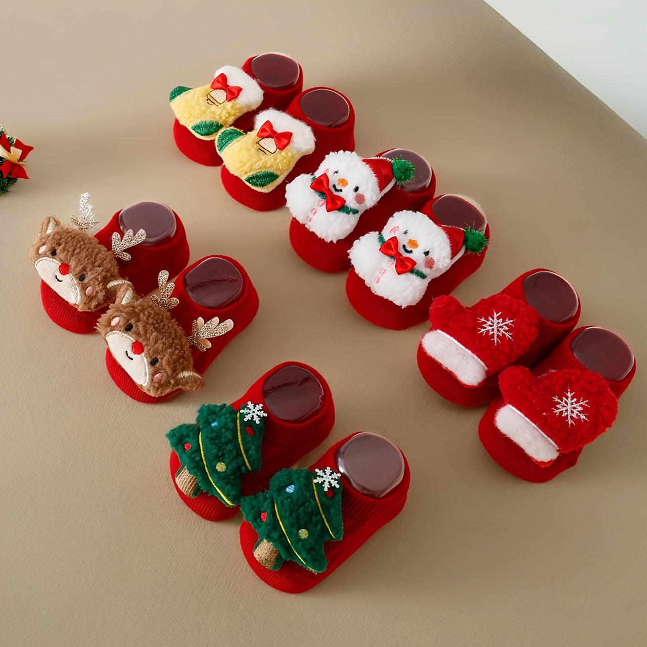 Par de calcetines de piso navideos para bebs  Suela suave antideslizante diseo de dibujos animados lindo con sombreros de Pap Noel y copos de nieve zapatos de interior transpirables para bebs y nios pequeos ropa de vacaciones de primaveraotoo